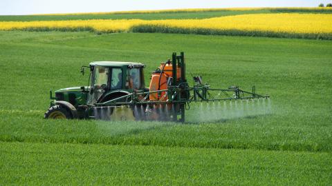 Pestizide, Düngung, Chemie: Traktor auf Feld