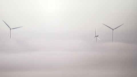 Windenergie-anlagen im Nebel 
