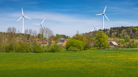 Wohnhäuser in der Nähe eines Windparks 