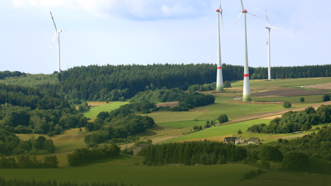 Windenergie-anlagen in dörflicher Umgebung 